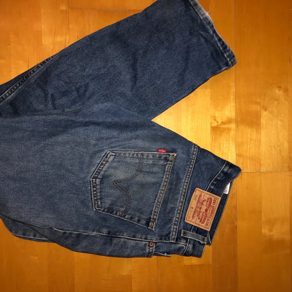 Vintage levis jeans med midjemått 85cm. Passar som storlek 40-42. Kan postas för 66kr eller hämtas i limhamn😊 skriv vid intresse eller fler frågor🥰. Jeans & Byxor.