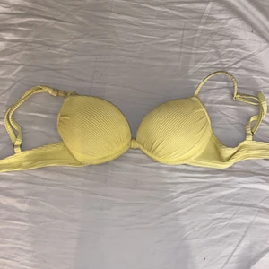 Bikini överdel gul, 70A - Gul bikini överdel, 70A, push-up. Den är även ribbad på kuporna. Använd förut men säljes för den är för liten.
