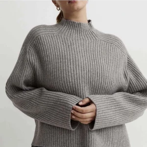 Stickat tröja  - Säljer denna stickade tröja för 250kr. Storleken på tröjan är S, men den är oversized så den passar om man har storlek M-L också! Hör av er om ni är intresserade💕 knappt använt och materialet är skönt 