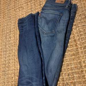 Stretchiga Levis jeans, low waisted! Sitter sååå snyggt och formar baken, stl 26 motsvarar xs/s! 