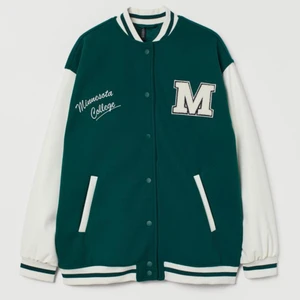 ✨ COLLAGE JACKA ✨ - Collage jacka från HM i en fin grön färg. Storlek M. Använd varsamt, är hel och ren.