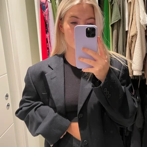 KOSTYMBYXOR  - supernsnygg oversized kostym som tyvärr inte kommit till användning. 300kr för byxor och kavaj, annars 200kr styck. kavajen är såld, byxor finns kvar❗️