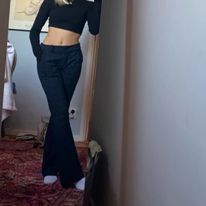 Lågmidjade byxor - Lågmidjade kostymbyxor ifrån design by si! Så sjukt snygga att jag nästan inte vet om jag vill sälja, drf jag säljer för detta priset. Passar någon under 163 skulle jag säga. Fint skick!