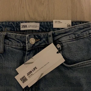 Zara Split Slim i storlek 38  - Byxor från Zara som är oanvända på grund av att de va för små. Passar perfekt för dig som har storlek 36-38. Nypris: 359+frakt. Mitt pris: 359 och jag betalar frakt. 