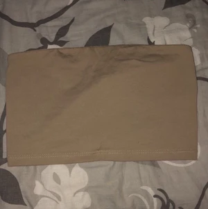 En beige bandeau topp - Här har vi en fin beige bandeau topp som inte passar längre tyvärr men sitter as bra och perfekt runt brösten