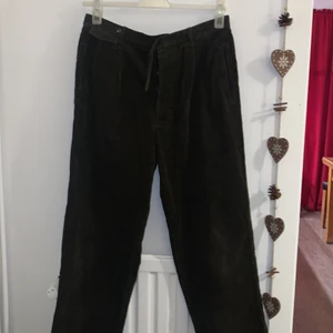 Gröna manchesterbyxor - Manchesterbyxor från Armani. Enda felet är att en av knapparna har gått sönder men den går fortfarande att använda. Tjockt och varmt material perfekt för vintern! Oversized men det finns ett inbyggt ”skärp” så man får definerad midja