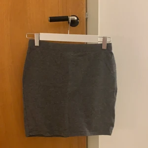 Kjol - Grå tight kjol