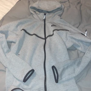 Nike tech fleece grå storlek S - Säljer min Nike tech fleece använt nåra gånger storlek S kan mötas i Stockholm 