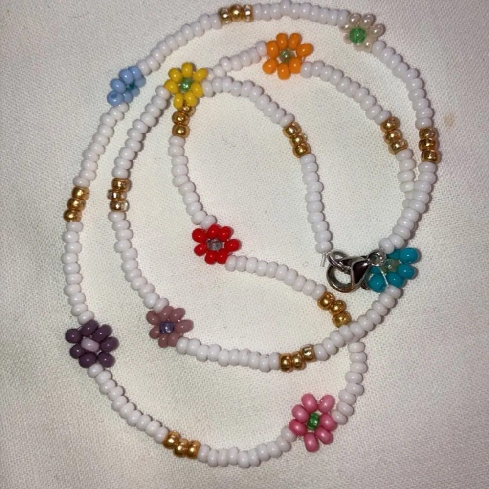 Handgjort halsband med blommor, 42 cm långt. Köparen står för frakten, 12kr. Samfraktar vid köp av flera smycken.. Accessoarer.