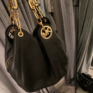 Väska  - Säljer denna Michael Kors väska köpt på Zalando för några år sedan, den är knappt använd så den är som ny! Den har 3 stora fack som rymmer mycket. Hör av er vid frågor🤍🤍