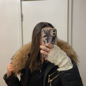 Hollies Jacka - Säljer min fina & varma holliesjacka. Den är i ett jättefint skick trots att jag använt den en hel vinter. Den köpten 2019 och som man ser på märket är det den nya modellen. Buda gärna är öppen för alla pris över 1000💗 OBS. Det är ÄKTA päls på jackan… 