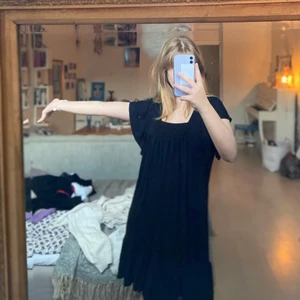 Klänning - Super fin klänning, svart som nog är svin snygg till svarta tights och boots. Den är lagom varm och så sjukt mjukt mysigt material. Men har tyvärr för stora bröst så den spänner lite på mig över bysten🥲 Så denna passar utmärkt för någon med lite mindre bröst eller byst än mig, jag är väl en 75D för referens💞💞💞