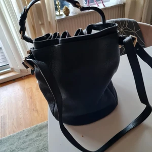 Alexander Wang väska - Snygg 100% läderväska med nitar och flera fack. Med både axelrem och bärrem som en bucketväska den är. Nypris NK 10 000 kr. Inga fel eller slitningar dels pga kvalitén och inte använd så mycket