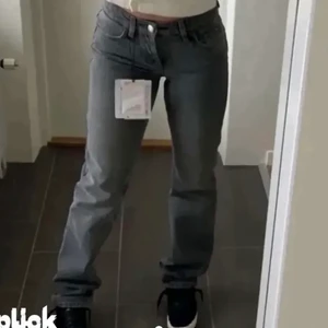 Trendiga zara jeans - Säljer dessa supertrendiga snygga lågmidjade jeans ifrån zara!! Superbra skick dock uppklippta lite så de passar någon under 170. Går inte o få tag i längre. Buda privat köp direkt för 500