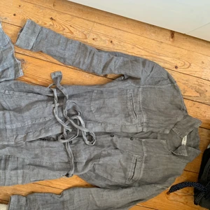 Grå jumpsuit i linne - Sååå fin!!! Har en slitning mellan benen, se bild! Ner till foten på mig som är 176 cm lång!