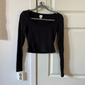 Svart topp - Svart snygg tajt topp från HM, använd en gång så det är mycket bra skick. 💖