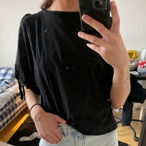 Svart T-shirt med cutouts från Zara - Jättegullig svart T-shirt med cutouts på ärmarna från Zara