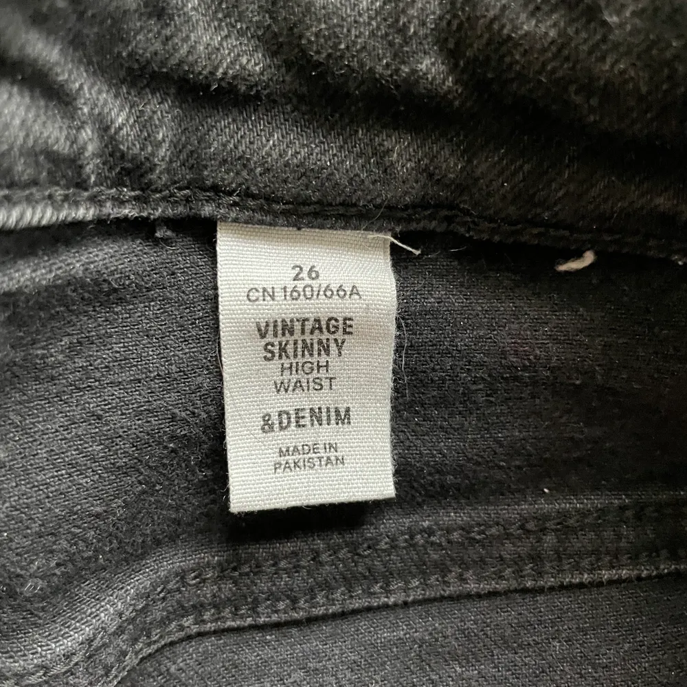 Jättesnygga högmidjade svarta jeans från H&M med hål i knäna. Säljes då de inte används så mycket, använda fåtal gånger. . Jeans & Byxor.