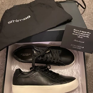 Skor  - Säljer dessa skor från Stockholm Design Group. Köpt i höstas, men har endast använts 1 gång. Nypris: 1 000kr. Dustbag samt tillhörande kartong kommer även med skorna. 💓