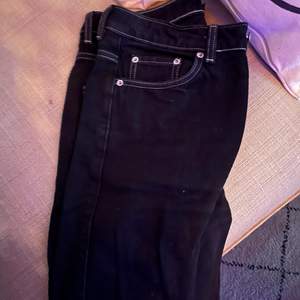 Snygga Weekday jeans i modellen row❤️‍🔥