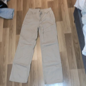  Beige jeans  - Beige jeans. Storlek xs mer som s