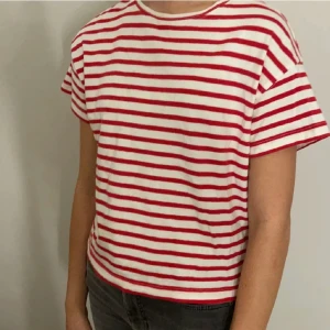 Radiga t- shirts  - (Lånade bilder) säljer dessa två t shirts. Ser inget fel med dom har bara för många kläder så måste ge mig av med lite. Bra skick skulle jag säga! Kan mötas upp. Båda för 90kr❤️