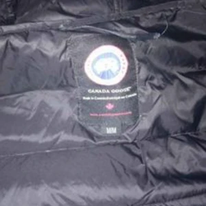 Canada coose jacka - Canada coose jacka i stl m, lite trasig men går att lämna in och laga, jackan är även äkta 