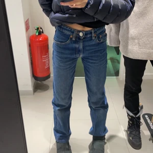 Zara jeans - Säljer nu dessa skit snygga mid zara jeans som är helt slutsålda och kommer inte tillbaka i lager. Har sytt upp dom lite så passar folk runt 160 som jag är Och dom är lite långa på mig!