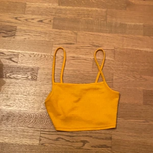 Linne - Orange linne. Har ganska långa band. Ser gult på bilden men den är orange 