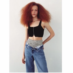 Topp crop  - Säljer denna oanvända topp som inte längre finns kvar på hemsidan, prislapp är fortfarande på 💞 bara att skriva för egna bilder!!