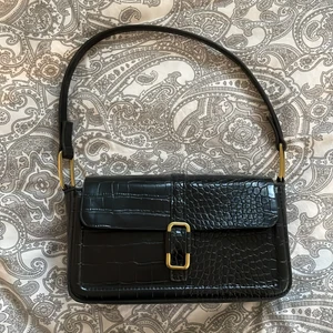 Väska  - Säljer denna fina baguettebag från Mango🖤 I superbra skick utan defekter! Skicka meddelande vid frågor/intresse:)