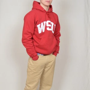 Champion hoodie [T015]  - Champion hoodie. Storlek: S. Modellen är 165cm. Red. Mått: bröstvidd 50, axelbredd 47, ärm 63, längd 59. Bra skick.  Skickas inom 24h, samfrakt är möjligt, 14 dagars retur. För fler bilder eller övriga frågor, skriv gärna!
 