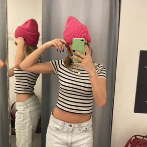 Blå jeans från Levis ⚡️ -  Säljer dessa sjuk snygga byxor som var min mammas på 90 talet. Har en ljus blå färg och skulle passa i längden för folk som är längre än 170 och kortare 💕🥰