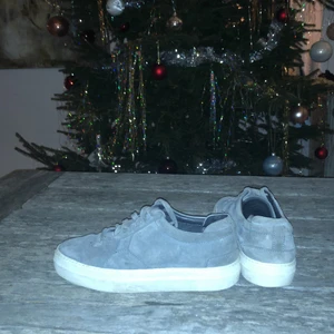 Axel Arigato Skor - Säljer mina gråa Axel Arigato sneakers. Super bekväma & coola skor! 🤍 Köpta för ca 2000kr