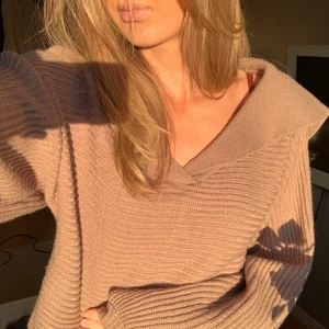 Brun söt tröja - Jättesöt stickad tröja från shein, köpt för ca 170kr men har inte fått användning så säljer den här! Är ca 175 och sitter jättefint oversized på. 😍