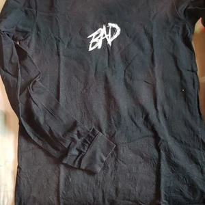 Långärmad från XXXTENTACIONS bad kollektion - Råkade köpa mer än en av dessa och säljer den nu några år senare då jag inte får användning av två stycken. Är i väldigt fint skick och tröjan är väldigt bekväm och fin på! (Den ser väldigt skrynklig ut för den legat vikt så länge!)