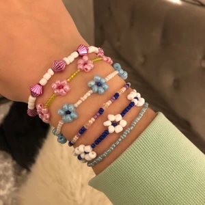 Pärlarmband - Säljer egengjorda pärlarmband🥰🥰 Köp de som finns på bild eller så får ni gärna komma med egna förslag på färg och design💓 Kolla även in mina andra annonser för fler smycken! Pris för ett armband med bara små pärlor: 25kr, pris för ett med små och stora pärlor: 30kr, pris för ett med egengjorda blommor: 40kr. Frakt tillkommer på 13kr!!