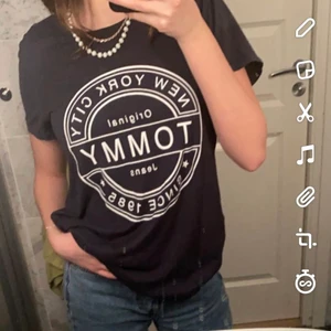 Tommy Hilfiger - En Tommy jeans t-shirt som ja inte använder. Knappt använd 3 ggr. Köpte från Pondus för 400kr. Pris kan diskuteras.