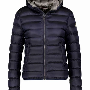 Colmar jacka - Min colmar jacka  är tyvärr  förliten för mig så kollar om det finns någon intresserad! Den är marinblå !!!! Jackan kostar 4999kr nypris 😁 Storleken är en 40 men är liten på mig som har Medium i jacka.