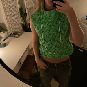 Väst från Zara - Stickad väst ifrån Zara. Storlek S🍒 använd Max 2 gånger. Köpt för 550