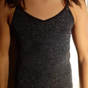 En glittrig svart linne jätte snygg . -  Hej En svart glittrig linne.från wow och storlek XS -S säljer den för 70 kr 😊