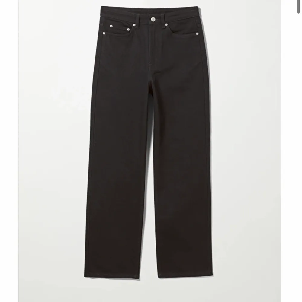 Svarta jeans från Weekday i modellen rowe. Aldrig använda, strl. W24 L30, lite långa på mig som är ca 160 cm. Jeans & Byxor.