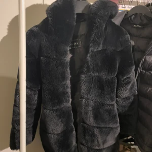 Osina pälsjacka  - Använt några gånger, jätte varm pälsjacka. 