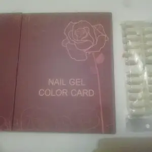 Helt ny Nail Gel Colour Card Book i vacker design med plats för 120st naglar för profetionell visning. Ingår boken + nageltippar. Allt Nytt. Fler bilder kan skickas vid intresse. Ordinariepris:- 399:-