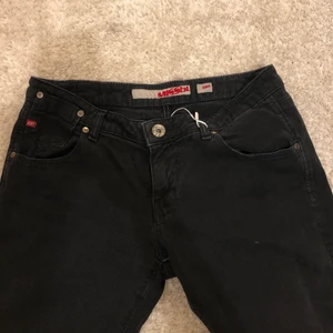 lågmidjade jeans - lågmidjade svarta utsvängda jeans från miss sixty, innerbenslängd: 85 cm, midjemått: 38 cm