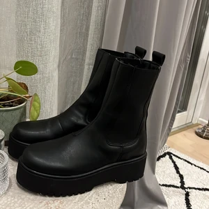 Boots från Nelly st 38 - Svarta boots från Nelly st38. Köpta för ca en månad sen och endast använda en gång. Säljer på grund av att det inte är min stil. Köptes för 600kr men säljer för 450, kan gå ner i pris vid snabb affär.