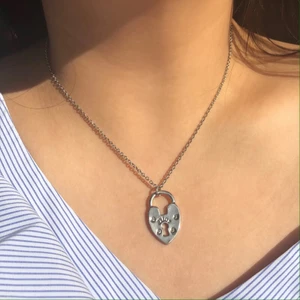 Dior halsband - Halsband från Dior! Helt okej vintage skick, köpt på Vestiaire Collective och har kvitto och dustbag från dem. ❤️