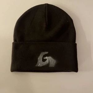 Glance West mössa (UF) - Vårat UF företag Glance West har nu börjat försäljningen!  Loggan föreställer 2 händer som tillsammans skapar ett ”G” som står för Glance West. Anledningen till just händer i loggan är för att det står för vänskap!   Vi har både vitt och blått tryck.  