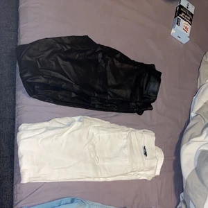 Jeans/ skinn byxor  - Säljer mina jeans/ skinn byxor som jag växt ur, knappt använda som nya. Använt vissa bara nån enstaka gång. Blåa skinny jeans från NA-KD i storlek 32. Vita jeans från dr denim i storlek xs. Svarta dr denim i storlek xs. Skinn byxorna är i storlek xxs