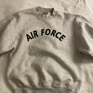 Air force sweatshirt  - Sweatshirt Köpt från en instagramsida, superfint skick! Skriv till mig för fler bilder eller andra frågor, köparen står för frakt kan även mötas upp i Stockholm💞